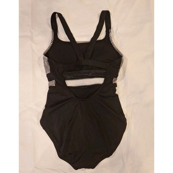 Nike Women L Standard Mesh Solid Edge V-Back One Piece Swimsuit $88 - Picture 6 of 6